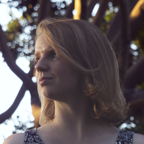 Plik:Emily Skrutskie.png