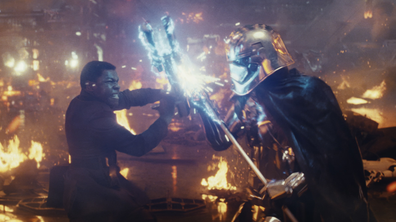 Plik:Finn vs Phasma.png