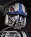 Hawk-pilot z własnymi symbolami na hełmie