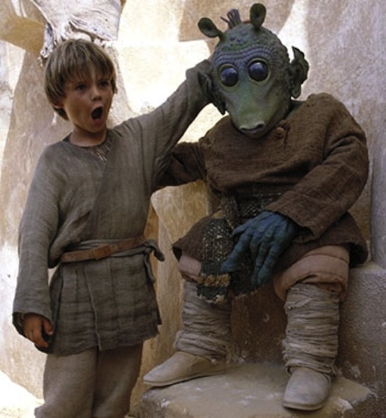 Plik:Warwick Davis Mroczne widmo.jpg