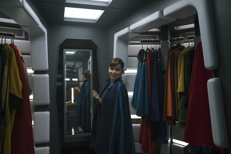 Plik:Qi'ra przymierza peleryne.jpg