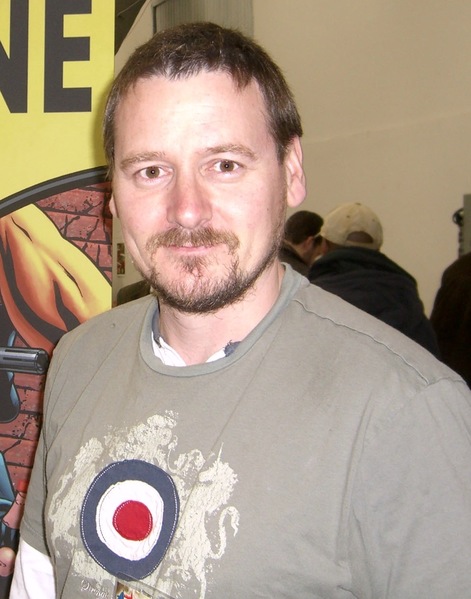 Plik:Mike McKone.jpg