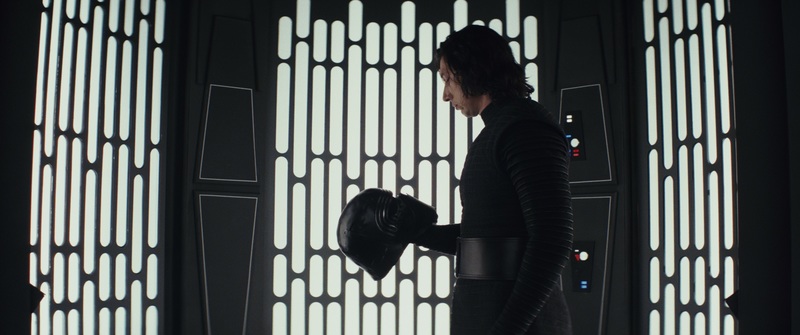 Plik:Kylo niszczy helm.jpg